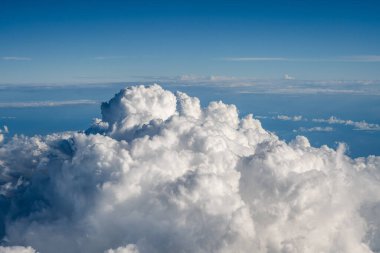 Gökyüzü bulutları resim gibi bulutlar ve gökyüzü ufukta görünüyor..