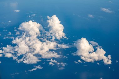 Gökyüzü bulutları resim gibi bulutlar ve gökyüzü ufukta görünüyor..