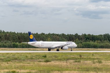 Frankfurt Almanya 11.08.19 Lufthansa Airbus A319-112 Fraport Havaalanı D-AIDU.