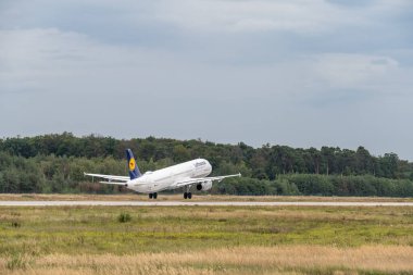Frankfurt Almanya 11.08.19 Lufthansa Airbus A321-200 Fraport Havaalanı D-AISV.