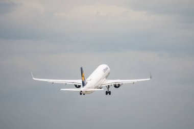 Frankfurt Almanya 11.08.19 Lufthansa Airbus A321-200 Fraport Havaalanı D-AISV.