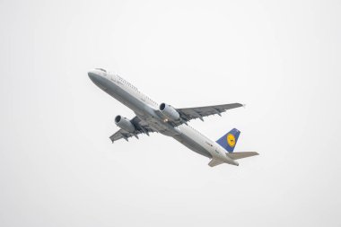 Frankfurt Almanya 11.08.19 Lufthansa Airbus A321-100 Fraport Havaalanı D-AIRR.
