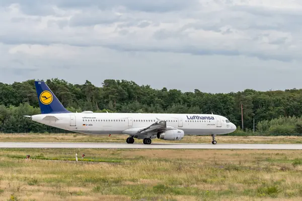 Frankfurt Almanya 11.08.19 Lufthansa Airbus A319-112 Fraport Havaalanı D-AIDU.