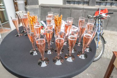 Kuru, köpüklü şarap, şampanya festivali, düğün hazırlığı konukları..