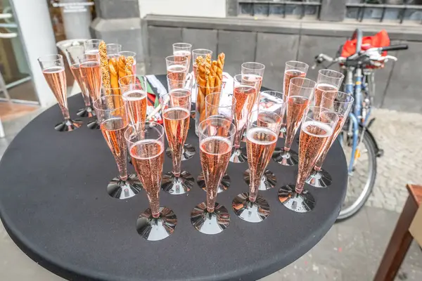 Kuru, köpüklü şarap, şampanya festivali, düğün hazırlığı konukları..