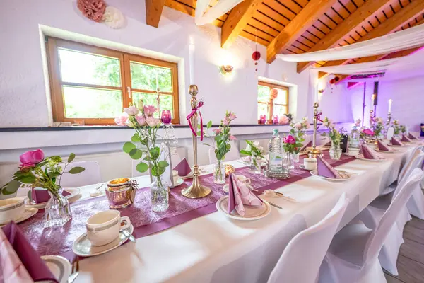 Düğün dekoru. Düğün masasının dekorasyonunu beyaz, pembe çiçekler ve mumlarla kapat. Düğün çiçeği konsepti