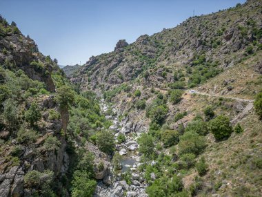 Kamp kervanı Canyon de la Ruda yolunda ilerliyor Korsika geçidi boyunca Monte Cino .