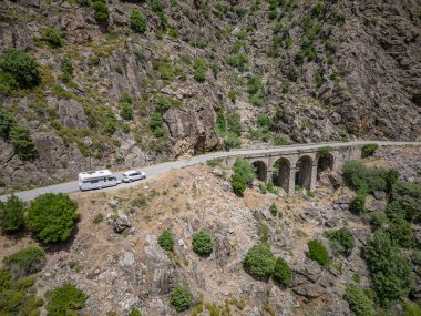 Kamp kervanı Canyon de la Ruda yolunda ilerliyor Korsika geçidi boyunca Monte Cino .