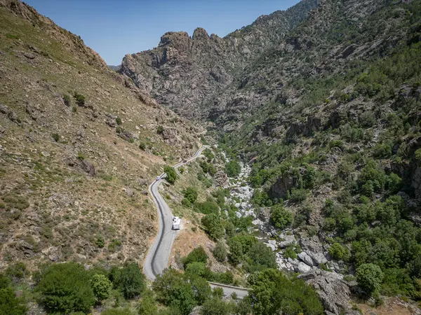 Kamp kervanı Canyon de la Ruda yolunda ilerliyor Korsika geçidi boyunca Monte Cino .