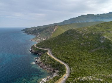 Hava manzaralı araba Fransa Korsika adasındaki Cap Corse yarımadasının kayalık kıyısı boyunca giden yol..