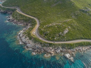 Hava manzaralı araba Fransa Korsika adasındaki Cap Corse yarımadasının kayalık kıyısı boyunca giden yol..