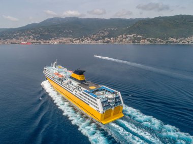 Büyük sarı yolcu feribotu Akdeniz 'e gidiyor. Korsika adası yakınlarında, Fransa hava manzaralı Bastia limanı..