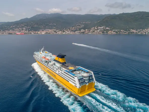 BASTIA, CORSICA, FRANCE 22.05.2022 Korsika Sardunya Feribotlarının şehir manzarası. Bastia limanına sürülüyor.