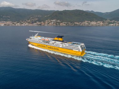 BASTIA, CORSICA, FRANCE 22.05.2022 Korsika Sardunya Feribotlarının şehir manzarası. Bastia limanına sürülüyor.