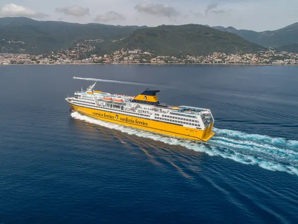 BASTIA, CORSICA, FRANCE 22.05.2022 Korsika Sardunya Feribotlarının şehir manzarası. Bastia limanına sürülüyor.