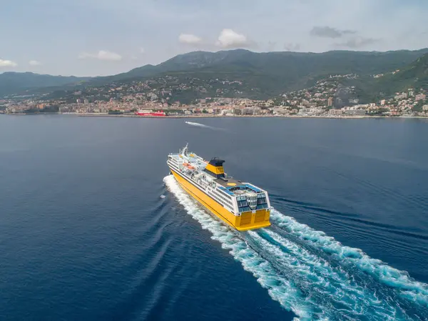 Büyük sarı yolcu feribotu Akdeniz 'e gidiyor. Korsika adası yakınlarında, Fransa hava manzaralı Bastia limanı..