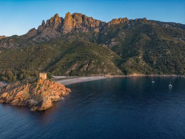 Gökyüzü manzaralı kasaba ve Fransa 'nın Porto, Korsika kentindeki Ceneviz kulesinin kalıntıları Akdeniz' e bakan ortaçağ gözetleme kulesi de Piana