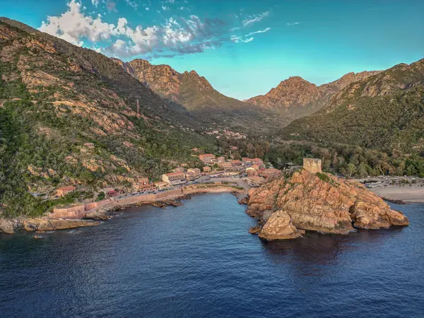 Gökyüzü manzaralı kasaba ve Fransa 'nın Porto, Korsika kentindeki Ceneviz kulesinin kalıntıları Akdeniz' e bakan ortaçağ gözetleme kulesi de Piana