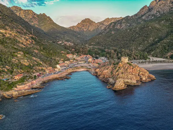 Gökyüzü manzaralı kasaba ve Fransa 'nın Porto, Korsika kentindeki Ceneviz kulesinin kalıntıları Akdeniz' e bakan ortaçağ gözetleme kulesi de Piana