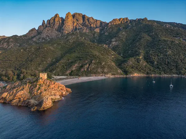 Gökyüzü manzaralı kasaba ve Fransa 'nın Porto, Korsika kentindeki Ceneviz kulesinin kalıntıları Akdeniz' e bakan ortaçağ gözetleme kulesi de Piana