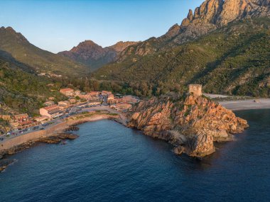 Gökyüzü manzaralı kasaba ve Fransa 'nın Porto, Korsika kentindeki Ceneviz kulesinin kalıntıları Akdeniz' e bakan ortaçağ gözetleme kulesi de Piana