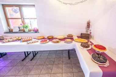 Çikolata, pembe düğün süslemesi. Çilekli turta ve çöreklerle süslenmiş..