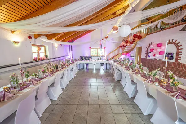 Düğün dekoru. Düğün masasının dekorasyonunu beyaz, pembe çiçekler ve mumlarla kapat. Düğün çiçeği konsepti