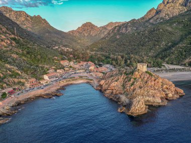 Gökyüzü manzaralı kasaba ve Fransa 'nın Porto, Korsika kentindeki Ceneviz kulesinin kalıntıları Akdeniz' e bakan ortaçağ gözetleme kulesi de Piana