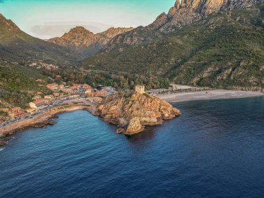 Gökyüzü manzaralı kasaba ve Fransa 'nın Porto, Korsika kentindeki Ceneviz kulesinin kalıntıları Akdeniz' e bakan ortaçağ gözetleme kulesi de Piana