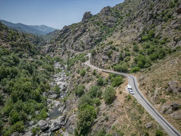 Kamp kervanı Canyon de la Ruda yolunda ilerliyor Korsika geçidi boyunca Monte Cino .