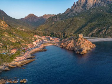 Gökyüzü manzaralı kasaba ve Fransa 'nın Porto, Korsika kentindeki Ceneviz kulesinin kalıntıları Akdeniz' e bakan ortaçağ gözetleme kulesi de Piana