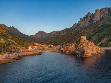 Gökyüzü manzaralı kasaba ve Fransa 'nın Porto, Korsika kentindeki Ceneviz kulesinin kalıntıları Akdeniz' e bakan ortaçağ gözetleme kulesi de Piana