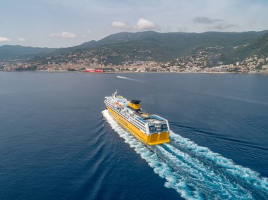 BASTIA, CORSICA, FRANCE 22.05.2022 Korsika Sardunya Feribotlarının şehir manzarası. Bastia limanına sürülüyor.