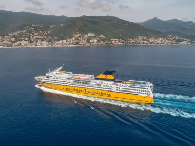 BASTIA, CORSICA, FRANCE 22.05.2022 Korsika Sardunya Feribotlarının şehir manzarası. Bastia limanına sürülüyor.
