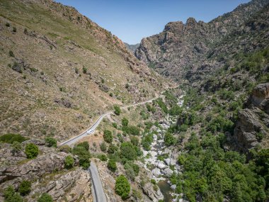 Kamp kervanı Canyon de la Ruda yolunda ilerliyor Korsika geçidi boyunca Monte Cino .