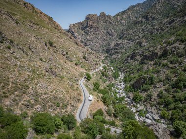 Kamp kervanı Canyon de la Ruda yolunda ilerliyor Korsika geçidi boyunca Monte Cino .