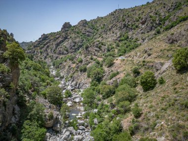 Kamp kervanı Canyon de la Ruda yolunda ilerliyor Korsika geçidi boyunca Monte Cino .