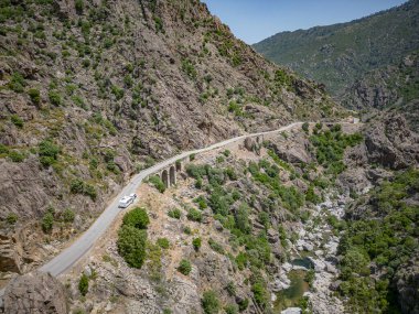 Kamp kervanı Canyon de la Ruda yolunda ilerliyor Korsika geçidi boyunca Monte Cino .