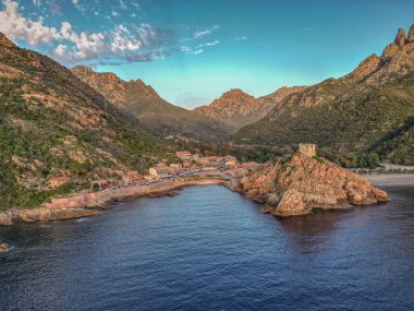 Gökyüzü manzaralı kasaba ve Fransa 'nın Porto, Korsika kentindeki Ceneviz kulesinin kalıntıları Akdeniz' e bakan ortaçağ gözetleme kulesi de Piana