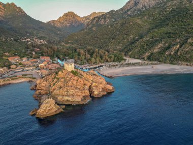 Gökyüzü manzaralı kasaba ve Fransa 'nın Porto, Korsika kentindeki Ceneviz kulesinin kalıntıları Akdeniz' e bakan ortaçağ gözetleme kulesi de Piana