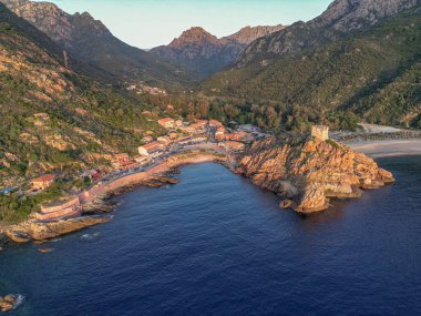 Gökyüzü manzaralı kasaba ve Fransa 'nın Porto, Korsika kentindeki Ceneviz kulesinin kalıntıları Akdeniz' e bakan ortaçağ gözetleme kulesi de Piana