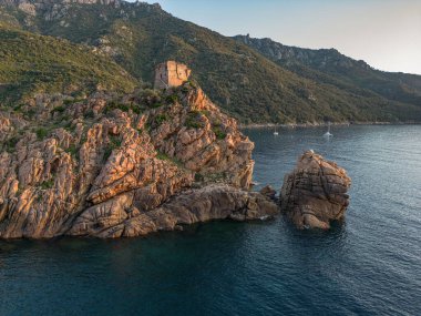 Gökyüzü manzaralı kasaba ve Fransa 'nın Porto, Korsika kentindeki Ceneviz kulesinin kalıntıları Akdeniz' e bakan ortaçağ gözetleme kulesi de Piana