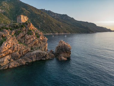 Gökyüzü manzaralı kasaba ve Fransa 'nın Porto, Korsika kentindeki Ceneviz kulesinin kalıntıları Akdeniz' e bakan ortaçağ gözetleme kulesi de Piana