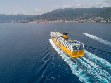 BASTIA, CORSICA, FRANCE 22.05.2022 Korsika Sardunya Feribotlarının şehir manzarası. Bastia limanına sürülüyor.