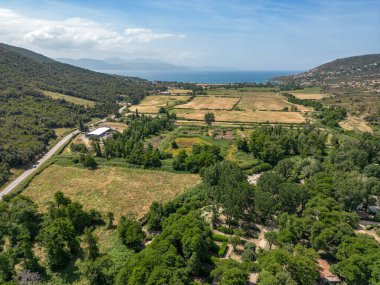 Korsika adası Corse France 'ın batı kıyısındaki tepe kasabası Sagone Kamp alanının popüler turizm merkezinin hava görüntüsü.