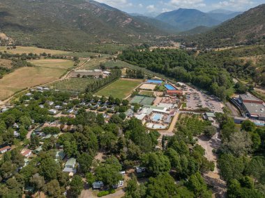 Korsika adası Corse France 'ın batı kıyısındaki tepe kasabası Sagone Kamp alanının popüler turizm merkezinin hava görüntüsü.