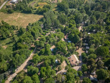 Korsika adası Corse France 'ın batı kıyısındaki tepe kasabası Sagone Kamp alanının popüler turizm merkezinin hava görüntüsü.