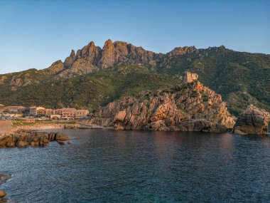 Gökyüzü manzaralı kasaba ve Fransa 'nın Porto, Korsika kentindeki Ceneviz kulesinin kalıntıları Akdeniz' e bakan ortaçağ gözetleme kulesi de Piana