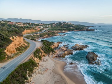 Sagone Korsika 'daki muhteşem golf sahili güzel kumsal tekneleri ve dağ köyü turizmi ve tatil konsepti