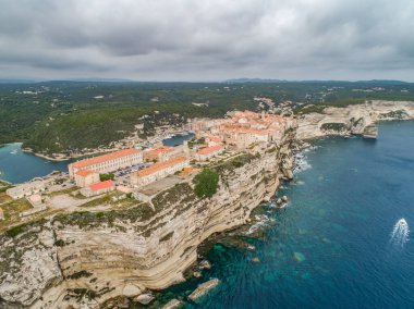 Hava manzaralı Bonifacio Burnu Güney Korsika Fransa kalesi kayalık kayalık kayalıklarda beyaz kireçtaşı kayalıklarda.